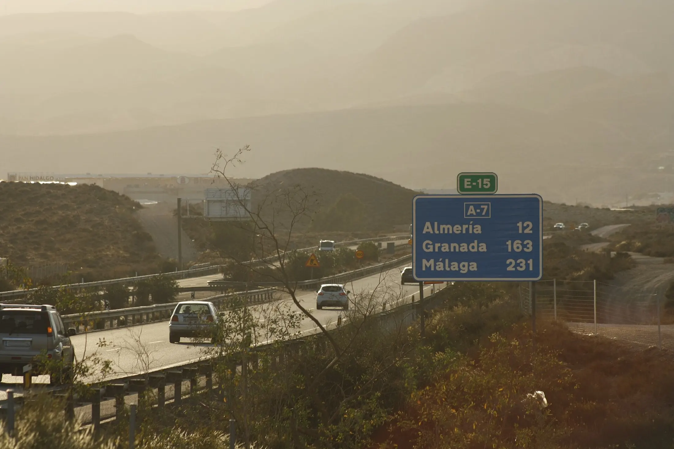 Cartel de la autovía A-7 con las distancias a Almería, Granada y Málaga