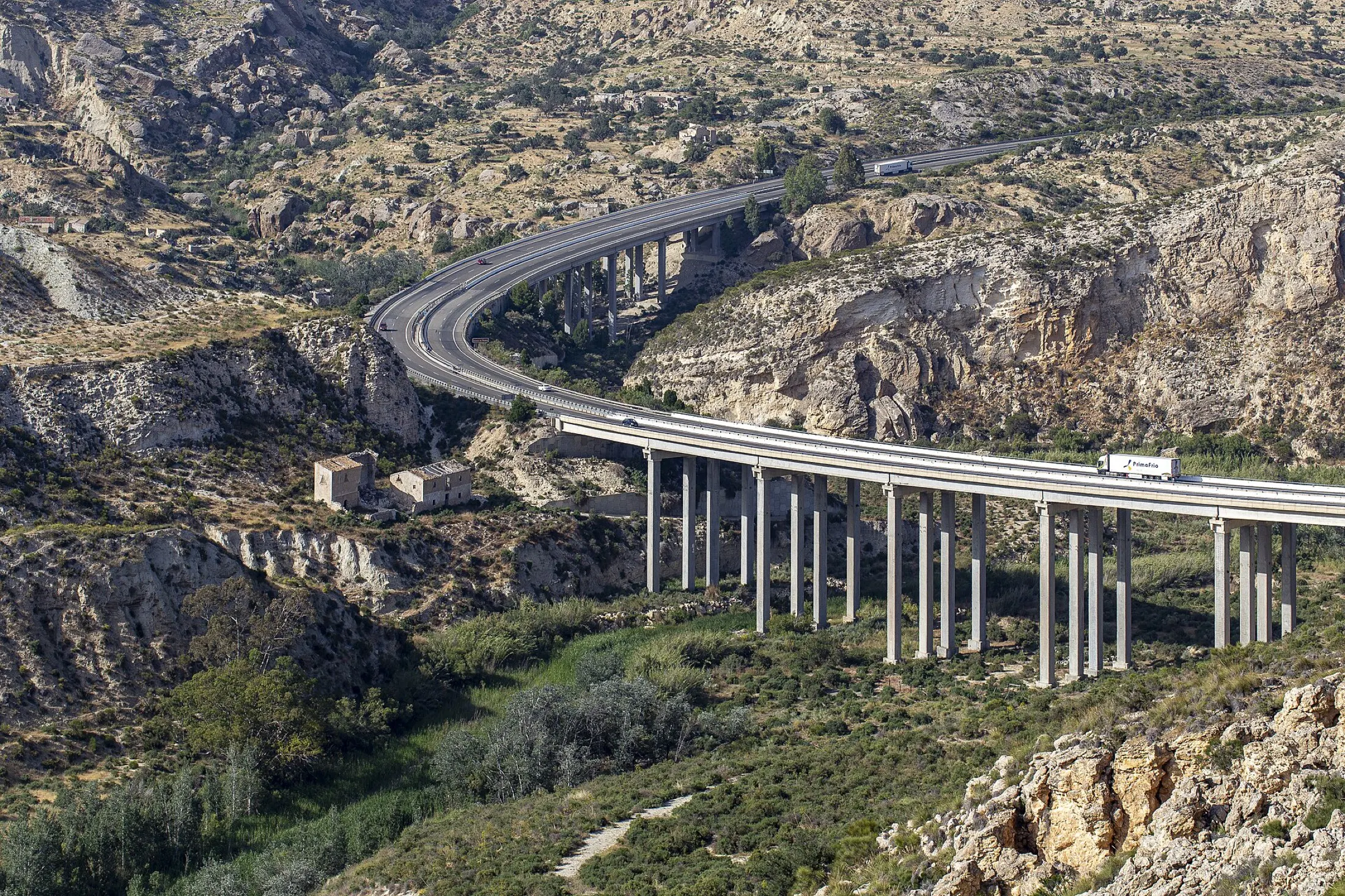 Viaducto de la autovía del Mediterráneo A-7 sobre la Rambla de los Chopos, en Almería, con un camión circulando