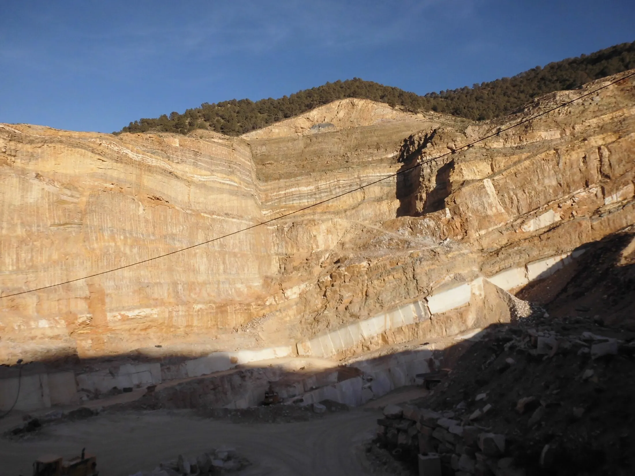 Frente de una cantera de piedra en Macael, Almería