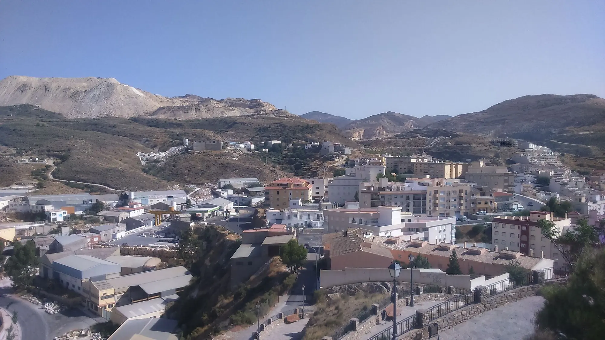 El pueblo de Macael, en Almería, con las canteras de mármol en la sierra al fondo